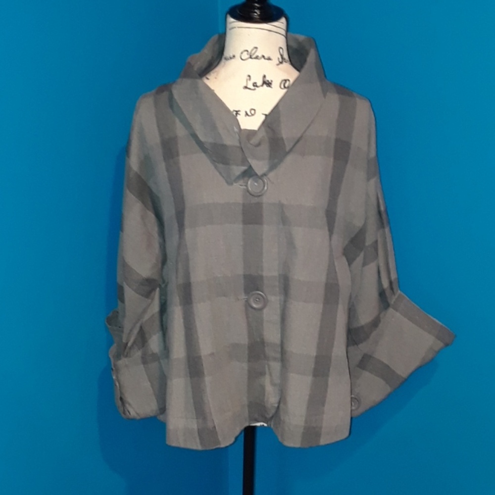 a.n.a Large Grey Plaid Swing Coat w/pockets